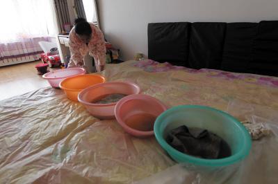 勐腊楼上漏水，住户失联，小区没物管，业主维权难！律师来支招……